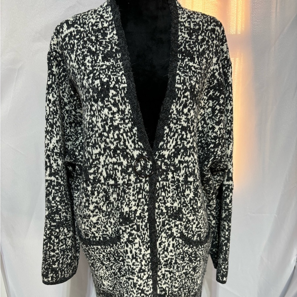 Simply Couture Longline 1 Snap Closure Black and White Cardigan Size 2XL
